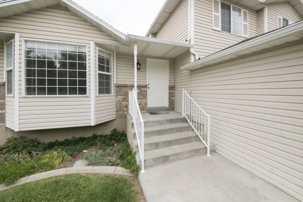 Cost of White Vinyl Siding Replacement in Reno